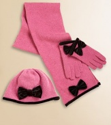 Sweet gloves in a fine, soft wool blend from Italy, adorned with velvet trim and a pretty bow.Smooth knitVelvet trim40% wool/28% rayon/15% nylon/10% cashmere/7% angoraDry cleanImported