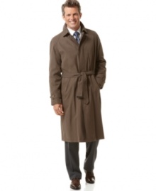 A traditional, expertly tailored raincoat in soft polyester microfiber. Concealed placket with button-down closure and adjustable belt. Adjustable button closure cuffs. Zip-out quilted lining with two inside pockets that communicate with exerior pockets.