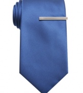 Always a solid choice, this skinny tie from Alfani is the right one to bring it all together.