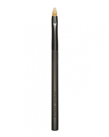 Apply a veil of rich color or glossy shine with the Lip brush. The flat, sable hair bristles line and color lips with ease and precision. Ideal for smoothing on color to create an even finish. Tapered edges make applying lip color to the corners of the mouth effortless. Protective cap allows you to carry your lip brush anywhere you travel.