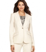 With its sleek single-button style and linen blend, this Calvin Klein jacket is a spring piece perfected. Easily pairs with other pieces in Calvin Klein's collection of suiting separates.