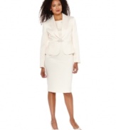 Kasper's dress suit makes a stunning impression with its chic shawl collar and brooch-like jacket closure. A lovely lace overlay runs from shoulders to bust and is a feminine highlight.