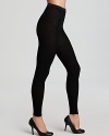 Cosy and warm, yet at the same time elegant. The fine rib adds structure and transforms the leggings into a perfect match for dresses and skirts. The moisture-absorbent properties of the wool create a pleasant temperature against the skin. Comfortable, soft sewn-on waistband with the Wolford logo. Wool gusset.