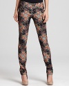 A vibrant botanical print packs a punch on these Alice + Olivia jeans, tailored in a sleek skinny silhouette.