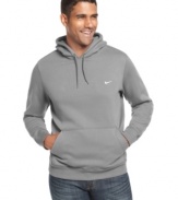 Your go-to look from your go-to brand. Relax in the solid construction of this pullover hoodie from Nike.