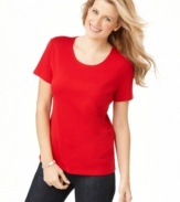 Karen Scott's basic petite tee has a contoured fit that always looks chic. Priced extremely well, stock up on these must-have tops and build your wardrobe from here!