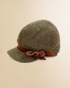 A classic newsboy cap is crafted from classic tweed for added warmth and accented with a velvet bow for an authentic look.Puffed, slightly slouchy crownStiff, rounded brimVelvet trimFloral-printed liningWoolHand washImported