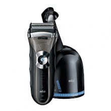 The intuitive shaver head of the Braun 390CC Series 3 automatically adjusts with every facial contour for maximum closeness and comfort. The intuitive shaver head of the Braun 390CC Series 3 automatically adjusts with every facial contour for maximum closeness and comfort.