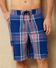 Pop in some plaid at la playa with these swim trunks from Nautica for a preppy summer beach look. Pop in some plaid at la playa with these swim trunks from Nautica for a preppy summer beach look.