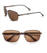 A squared-off design in lightweight metal with polarized lenses. 100% UV protective Made in Italy 