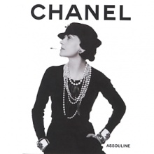 More than any other designer of her time, Gabrielle Chanel had the ability to predict the evolution of contemporary fashion. Chanel was a true adventurer, always on the go, and her vision left an indelible mark on 20th century fashion. This slipcase presents the comprehensive history of Chanel, from the brand's beginning to the creative trilogy that made this brand famous: Chanel Fashion, Chanel Jewelry, and Chanel Perfume. More than any other designer of her time, Gabrielle Chanel had the ability to predict the evolution of contemporary fashion. Chanel was a true adventurer, always on the go, and her vision left an indelible mark on 20th century fashion. This slipcase presents the comprehensive history of Chanel, from the brand's beginning to the creative trilogy that made this brand famous: Chanel Fashion, Chanel Jewelry, and Chanel Perfume.