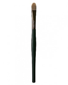 This gently tapered, flat brush enables controlled, professional application of concealer. The synthetic bristles pick up the ideal amount of concealer and distribute it smoothly for a seamless finish. This gently tapered, flat brush enables controlled, professional application of concealer. The synthetic bristles pick up the ideal amount of concealer and distribute it smoothly for a seamless finish.