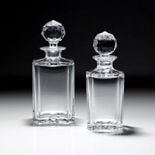 Helen is a classic.....clean lines, beautifully polished flat cut sides with a stunning stopper. This decanter is suitable for your best malt and will sit very well on table, sideboard or bar!