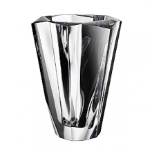 Like the most precious treasures, Malin Lindahl's new jewels - a vase, a bowl and a platter - adorn the contemporary home. The shimmering facets and asymmetrical design give the hand-cut, glistening Orrefors crystal an innovative, inspiring look. Like the most precious treasures, Malin Lindahl's new jewels - a vase, a bowl and a platter - adorn the contemporary home. The shimmering facets and asymmetrical design give the hand-cut, glistening Orrefors crystal an innovative, inspiring look.