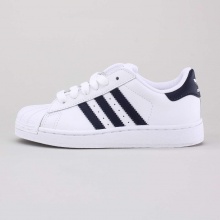 By the mid-70s, three-quarters of the NBA were tearing down the court in Superstar shoes. This kids' version of the adidas Superstar 2 basketball shoe rocks a classic varsity look with upgraded materials and a new sockliner design for a comfier stride. Imported.