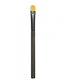 Made with flexible bristles, the tapered, flat head of the Concealer Brush is ideal for applying Armani Concealer to hide dark circles and blur imperfections. Brush on a veil of silky fluid with this essential luxury tool. Unique texture and shape is designed to blend and conceal on contours of the face.