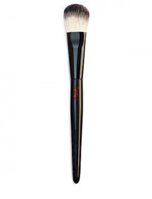 The ideal tool to apply Le Teint Touche Éclat. Made of synthetic fibers, it is a perfect balance between firmness and suppleness to enable a smooth and flawless application. Made in France. The ideal tool to apply Le Teint Touche Éclat. Made of synthetic fibers, it is a perfect balance between firmness and suppleness to enable a smooth and flawless application. Made in France.