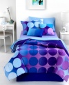 Be enticed by the vibrant purple and blue tones of this Dot Allure sheet set, featuring a chic ombre finish for an ultra-modern look.