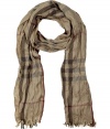 The classic Burberry scarf gets a modern redux with this crinkled wool-and-cashmere blend version - All-over crinkle detail, easy-to-style length, frayed edges - Pair with a jeans-and-tee ensemble and a slim parka