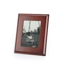Enduring pine and a unique laser stitch detail lend casual elegance to your cherished photographs. Enduring pine and a unique laser stitch detail lend casual elegance to your cherished photographs.