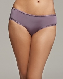 A soft hipster with contrast scalloped edge lace trim.