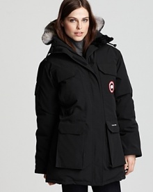 Keep the snow and cold wind out with Canada Goose's popular, heavy-duty parka. The mid-thigh length offers maximum coverage and protection. Keep the snow and cold wind out with Canada Goose's popular, heavy-duty parka. The mid-thigh length offers maximum coverage and protection.