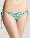 Work DIANE von FURSTENBERG's signature graphics pool side. With a flattering cut and vintage-inspired pattern, this side-tie bikini bottom brings a sense of style to sun bathing.