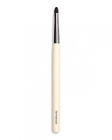 A round closely trimmed brush to easily smudge color around the rim of the eyes. Made of luxuriously soft black squirrel hair.