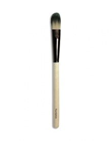 A broad, flat brush designed for flawless foundation application. Made of synthetic materials. A broad, flat brush designed for flawless foundation application. Made of synthetic materials.