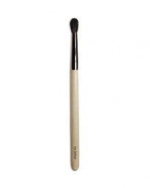 A long, tapered brush, similar to a paintbrush, designed for precise eye shade application along the contour of the eye. Made of luxuriously soft squirrel hair. A long, tapered brush, similar to a paintbrush, designed for precise eye shade application along the contour of the eye. Made of luxuriously soft squirrel hair.