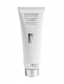 More than a simple cleanser, Temps Majeur Baume Nettoyant invites you to a unique sensorial experience, a moment of pleasure and wellness. Successively turning into balm, oil and milk, its unique texture is soft, soothing and very comfortable and completely dissolves makeup, including waterproof mascara. Temps Majeur Baume Nettoyant comforts the skin while cleansing. For all skin types, including sensitive skin, without any drying or tightening sensation, this cleansing balm leaves the skin supple, smoothed and perfectly moisturized. More than a simple cleanser, Temps Majeur Baume Nettoyant invites you to a unique sensorial experience, a moment of pleasure and wellness. Successively turning into balm, oil and milk, its unique texture is soft, soothing and very comfortable and completely dissolves makeup, including waterproof mascara. Temps Majeur Baume Nettoyant comforts the skin while cleansing. For all skin types, including sensitive skin, without any drying or tightening sensation, this cleansing balm leaves the skin supple, smoothed and perfectly moisturized.