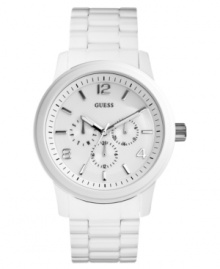 Pair this crisp watch from GUESS with a pair of fresh sneakers and your favorite jeans.