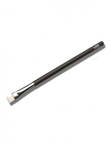 Flat edge eyeliner brush with Japanese nylon bristles, designed to distribute eyeshadow at the base of the eyelashes. Imported. 
