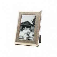 Supple fine Italian leather wraps this handcrafted frame in true luxury. A sturdy easel and easy access to photos makes it equal parts form and function. Supple fine Italian leather wraps this handcrafted frame in true luxury. A sturdy easel and easy access to photos makes it equal parts form and function.