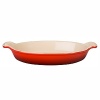 One of the most versatile cooking vessels in the kitchen, this handcrafted oval dish is ideal for cooking potatoes au gratin, casseroles, shepherd's pie or fruit cobbler with a perfectly browned top.