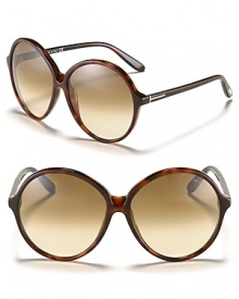 Round oversized sunglasses with a vintage-inspired look, the perfect complement to a boho chic look. Round oversized sunglasses with a vintage-inspired look, the perfect complement to a boho chic look.