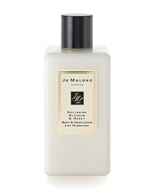 Immerse yourself this season in Nectarine Blossom & Honey, a delicious fruity fragrance that tells the story of an early morning visit to London's Covenant Garden Flower Market, a sweetly scented oasis in the heart of the city. The result is a youthful scent which wraps the notes of enticing fruits and delicate spring flowers in the warmth of acacia honey. Immerse yourself this season in Nectarine Blossom & Honey, a delicious fruity fragrance that tells the story of an early morning visit to London's Covenant Garden Flower Market, a sweetly scented oasis in the heart of the city. The result is a youthful scent which wraps the notes of enticing fruits and delicate spring flowers in the warmth of acacia honey.