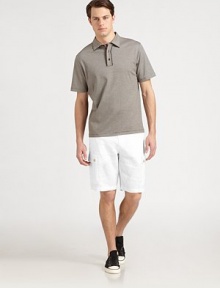 Easy to wear, these relaxed-fit shorts are destined to be a summer favorite, set in luxurious linen with allover pockets for a utility-inspired look.Flat-front styleSide slash, back flap pocketsButtoned, side cargo pocketsInseam, about 10½LinenHand washImported