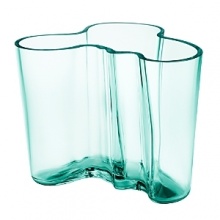 Since its introduction in 1937 at the Parisian World Fair in Paris, the Aalto vase has been a celebrated icon of design. Inspired by the beauty of the natural world, each piece echoes the untamed shorelines of Finland's thousands of lakes. The fluid lines are emblematic of the deep connection between man and nature and utterly striking to behold. Since its introduction in 1937 at the Parisian World Fair in Paris, the Aalto vase has been a celebrated icon of design. Inspired by the beauty of the natural world, each piece echoes the untamed shorelines of Finland's thousands of lakes. The fluid lines are emblematic of the deep connection between man and nature and utterly striking to behold.