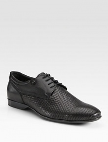 Elegance and style defines this classic lace-up crafted in fine leather.Leather liningPadded insoleRubber soleImported