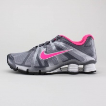 With Shox-inspired cushioning, the Nike Shox Roadster Women's Shoe provides a flexible, secure fit perfect for running. With Shox-inspired cushioning, the Nike Shox Roadster Women's Shoe provides a flexible, secure fit perfect for running.
