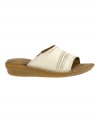 Kick back and relax in Hush Puppies' Laze slide sandals. Keep cool and comfy with the open-toe and padded footbed.