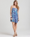 Evoke surfer-girl chic in this Hurley dress, boasting a vibrant beach-inspired print.