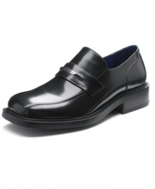 What is it that makes this particular pair of men's dress shoes so unique? A metal logo bit across the strap vamp adds modern polish to these classic bike toe loafers from Kenneth Cole. What is it that makes this particular pair of men's dress shoes so unique? A metal logo bit across the strap vamp adds modern polish to these classic bike toe loafers from Kenneth Cole.