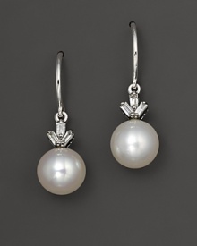 Diamonds add drama to glimmering pearls. Diamonds add drama to glimmering pearls.