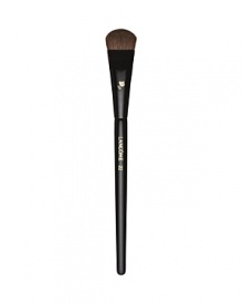 This full, natural-bristled brush is the ideal partner to all eye shadows. It quickly and evenly applies shadow to the lid for a smooth, flawless look.