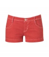 Stylish shorts in cayenne red stretch cotton - Elegant white contrast stitching - Classic jeans cut with a wide waistband, belt loops and pockets - Very short, narrow legs - Sexy killer for women with model legs - Fit: runs normal - Washing instructions: cold wash - With sharp gladiator booties and an oversized boyfriend pullover
