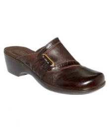 Elegant and structured. Clarks' April Violet clogs put polish on your most put-together looks. WIth croc detailing on the vamp and metal detailing on the sides, they're just divine. Elegant and structured. Clarks' April Violet clogs put polish on your most put-together looks. WIth croc detailing on the vamp and metal detailing on the sides, they're just divine.