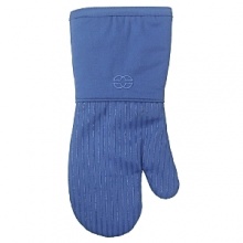 Heat resistant without being bulky, this mitt is silicone treated for great grip control. A flannel lining and elongated arm provide padded protection and added piping in the wrist offers a snug fit to prevent shifting. Heat resistant without being bulky, this mitt is silicone treated for great grip control. A flannel lining and elongated arm provide padded protection and added piping in the wrist offers a snug fit to prevent shifting.