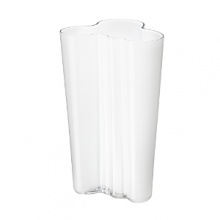 Since its introduction in 1937 at the Parisian World Fair in Paris, the Aalto vase has been a celebrated icon of design. Inspired by the beauty of the natural world, each piece echoes the untamed shorelines of Finland's thousands of lakes. The fluid lines are emblematic of the deep connection between man and nature and utterly striking to behold. Since its introduction in 1937 at the Parisian World Fair in Paris, the Aalto vase has been a celebrated icon of design. Inspired by the beauty of the natural world, each piece echoes the untamed shorelines of Finland's thousands of lakes. The fluid lines are emblematic of the deep connection between man and nature and utterly striking to behold.